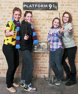 Fans de Harry Potter se fotografían en el andén actual, que en las películas le sirve al joven mago para llegar a Hogwarts. ::                            IONE SAIZAR