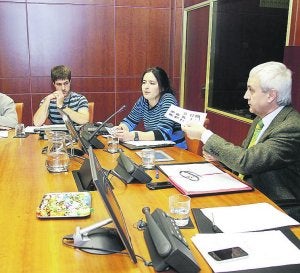 Miembros de Etxebiz-Hitza, ayer en la comisión parlamentaria.