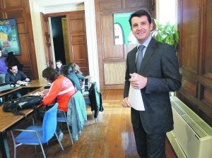 Ramón Gómez ayer poco antes de explicar las enmiendas del PP a los Presupuestos. ::
A.M.