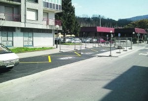 Nueva parada de bus escolar en la calle Virgen Milagrosa, en Larreaundi.