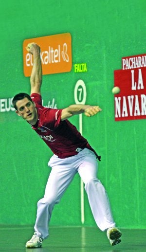 Jon Ander Albisu dibuja un arco espectacular gracias a la envergadura de sus brazos. ::                             LUSA