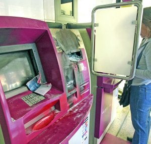 Uno de los cajeros destrozados la pasada madrugada en Bilbao. ::
EFE