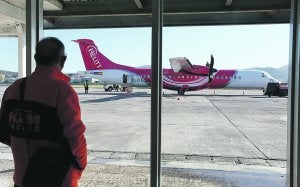 Un avión de Helitt, tras su aterrizaje en el aeropuerto de Hondarribia. ::                             MIKEL FRAILE