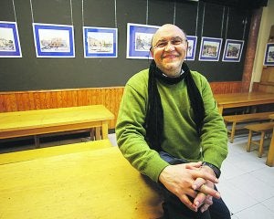 Artista. El pintor Pepe Viñuela, en su exposición instalada en la sociedad Hazia. ::
F. DE LA HERA