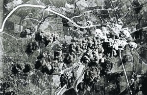 Ataque. Vista aérea tras el bombardeo de la aviación italiana a Elgeta. ::                                                        GEREDIAGA ELKARTEA