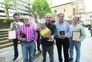 Premiados. Gaskon, en el centro, con el trofeo Argizaiola. ::
DE LA HERA
