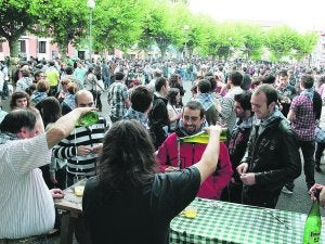 Cuatro mil botellas. La sidra volverá a inundar la plaza Urdanibia el sábado, día 12. ::                             F. PORTU