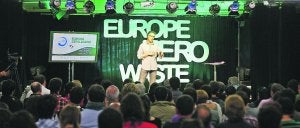 El diputado de Bildu, Xabier Mikel Errekondo, explica la recogida PaP que se lleva a cabo en Usurbil. ::
LOBO ALTUNA