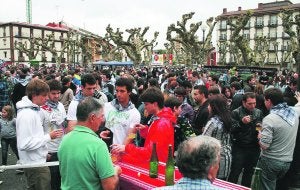Ambientazo. Como cada año, la plaza Urdanibia vivió una gran tarde festiva de la mano del Sagardo Eguna. ::
F. PORTU