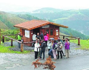 En Aiako Harria. El punto de información de Lapurriturri inició la temporada el pasado 7 de abril.