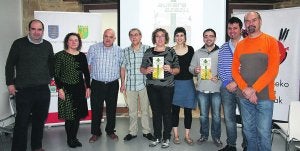 Representantes municipales de los Ayuntamientos y de los centros educativos de Buruntzaldea se reunieron ayer en Usurbil. ::
MARÍA