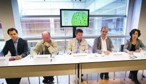 Más verde que nunca. Ander Sarratea, Koldo Lizarralde, José Antonio Santano, Mikel Insausti y Mónica Alday presentaron la nueva edición de Bioterra con el cartel, un cerebro formado por motivos inspirados en la flora, representado en la pantalla. ::                             F. DE LA HERA