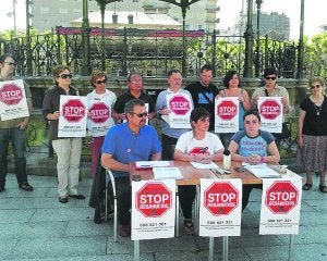 Versión local. Stop Desahucios Irun se presentó públicamente ayer en la plaza del Ensanche. ::                             F. DE LA HERA