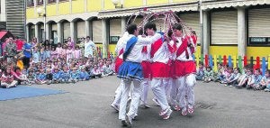 Dantzaris. Ayer peregrinaron por los barrios periféricos y los centros escolares, hoy actuarán por las calles del centro urbano, y mañana saldrán en la procesión. ::
MARIAN