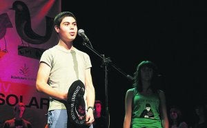 Paul Iruretagoinean Aguraingo saioan lorturiko txapelarekin.