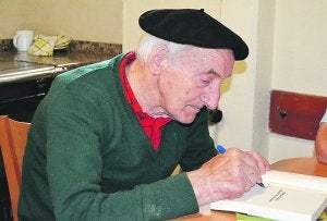 Okelar, bere etxean lehengo ostiralean, liburua sinatzen. ::
JOXEMARI IRIONDO