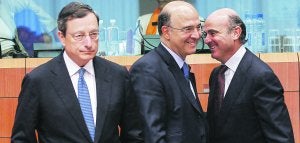 Protagonistas. El presidente del BCE, Mario Draghi, el ministro francés , Pierre Moscovici, y de Guindos conversan al inicio de la reunión del Eurogrupo. ::
THIERRY ROGE / EFE