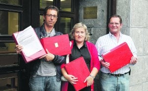 Patxi Amantegi, Cristina Martija y Miguel Alonso, de la plataforma Tolosa Txukun, con las cajas de firmas y el acta notarial. ::                                                        KLISK