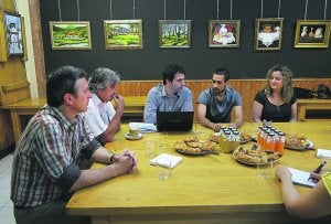 Los concejales de Bildu celebraron un desayuno con la prensa, para hacer el balance. ::
DE LA HERA