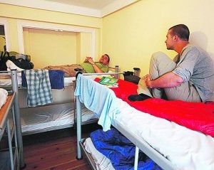 Relax. Peregrinos descansando en el albergue de Irun. ::
M. FRAILE