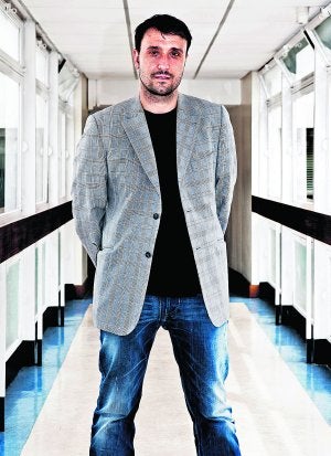 El docente, en la sede de la institución londinense. ::                             IONE SAIZAR