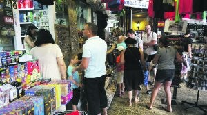 De compras. El complejo comercial de Behobia conserva a su clientela francesa, aunque la afluencia ha descendido en los últimos años. ::                             F. DE LA HERA