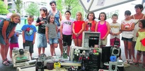 Espacio Kabia. Durante el mes de agosto se han podido crear pequeños robots con materiales reciclados. Los más pequeños han disfrutado con esta actividad. ::
ARIZMENDI