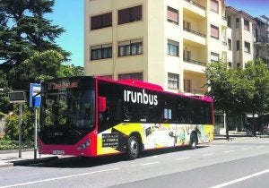 Espera. Un utobús urbano de la línea Zaisa-Hospital, en la parada de la avenida de Navarra. ::
F. DE LA
HERA