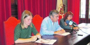 El alcalde y tenientes de alcalde durante su comparecencia en la rueda de prensa de ayer, para dar información sobre el vertedero.