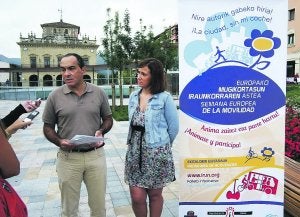 Los delegados Miguel Ángel Páez y Cristina Laborda presentaron ayer la iniciativa. ::
F. DE LA HERA