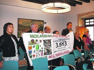 Tras la pancarta. Miembros de la plataforma, durante el Pleno. ::
LIMIA