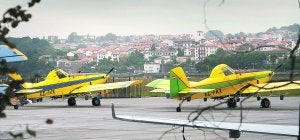 Una de estas avionetas, estacionadas en Hondarribia, es la que sufrió ayer el incidente en Ventas de Irun. ::
DE LA HERA