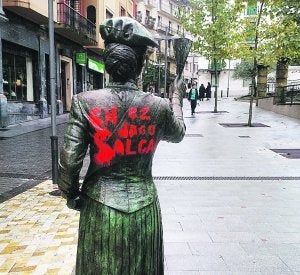 Pintada. La escultura de la cantinera, antes de ser limpiada.
