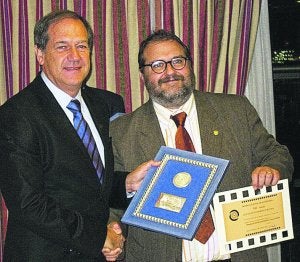Reconocimiento. El presidente de la AFI, Gerardo García, recibe el premio de manos del presidente de la CEF, Juan Palmer.