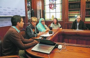 Solidaridad. Roberto García (DOA), Maite Cruzado (delegada de Cooperación), Fatma Mohamed Salem (Frente Polisario), Miren Olascoaga (Tadamum) y Javier Inchausti (Sport Mundi). ::
FLOREN PORTU