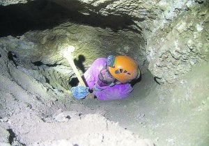 Hallazgo. Un espeleólogo de Amet saliendo de la estrecha galería con uno de los huesos. ::
AMET