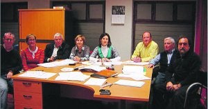 Grupo de voluntarios de Fiare, en Ordizia, durante una reunión en su sede de la calle Goierri, 12.