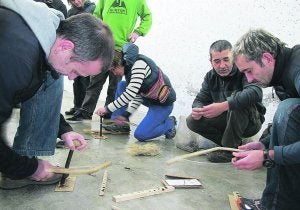 Fuego. Alumnos y profesores del Euskaltegi emularon a los hombres prehistóricos. ::
MIGURA