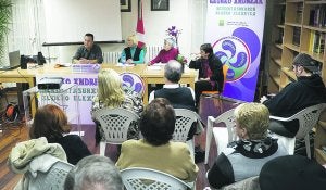Imagen de la mesa redonda que celebró Gaurko Andreak el jueves, cuyo tema fue la prostitución.                            ::                             DE LA HERA