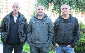 Presentación. Por la izquierda, Xabier Zubizarreta, de la asociación Zuztarrak Errotuz, el concejal de cultura Kepa Urteaga, y Joxean Agirre, de Euskal Memoria Fundazioa. ::
OLIDEN