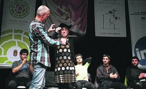 Bi txapeldun. Xabier Euzkitze omenduak jarri zion txapela Jone Uriari. ::
ARIZMENDI