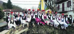 Los niños beratarras realizan la cuestación del glin-glan y los danzaris veteranos del Gure Txokoa, que ofrecieron un bonito festival. ::
TELLECHEA