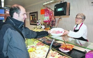 Ayer ya había personas que llevaban su tuper para hacer la compra en la carnicería. ::
JOXEBI