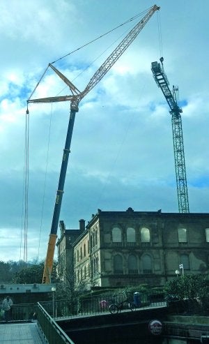 La supergrúa de Santander, durante la instalación de uno de los dos puntales en Tabakalera . ::                             ALVARO                             VICENTE