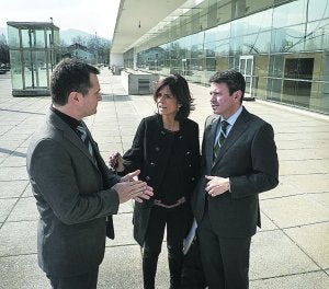 Sarratea junto a Otegi (Cámara) y Santano, alcalde de Irun. ::
DE LA HERA