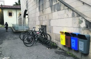 Junto al mercado de abastos. La papeleras se dividen por colores y llevan pegatinas distintivas. ::                             MARIAN