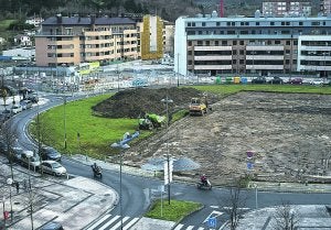En obras. La glorieta de la plaza Juan Wollmer ya está transformándose en un aparcamiento, en principio, temporal. ::
F. DE LA HERA