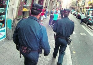 Dos ertzainas, en una operación policial contra la delincuencia en una calle de Bilbao. ::                             LUIS CALABOR