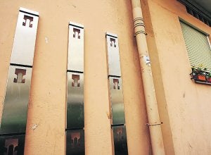 Colgadores. Se están colocando estos días en Lezo. ::
ARIZMENDI