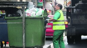 Contenedores. El PSE cree que aumentará la basura. ::
ARIZMENDI